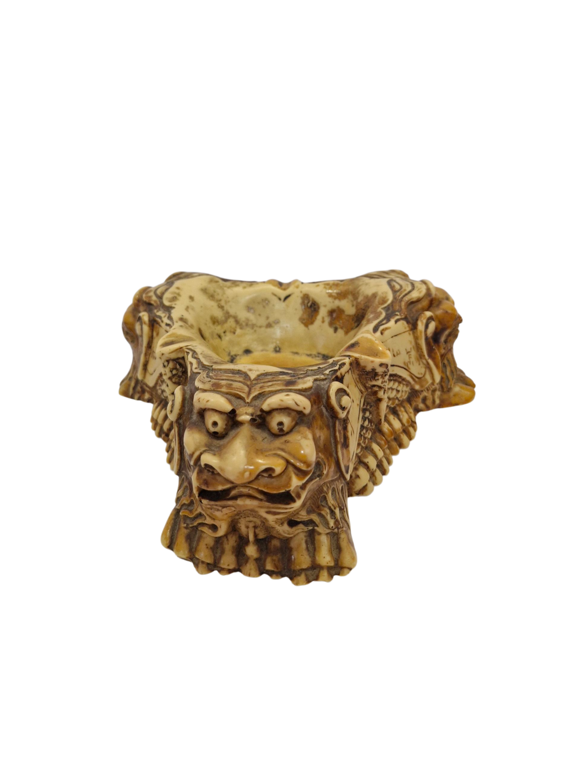 Cenicero asiático tallado