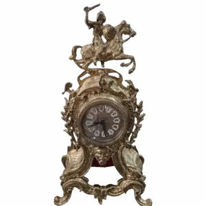 Reloj decorativo antiguo con figura ecuestre