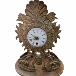 Reloj de sobremesa decorativo en metal dorado y mármol