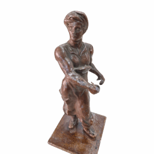 Escultura de figura humana en movimiento