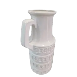 Jarra cerámica blanca con relieve decorativo