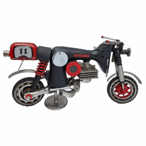 Moto decorativa hecha con piezas mecánicas