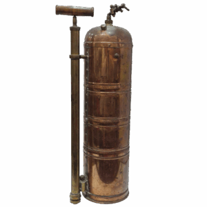 Extintor antiguo de cobre con bomba manual
